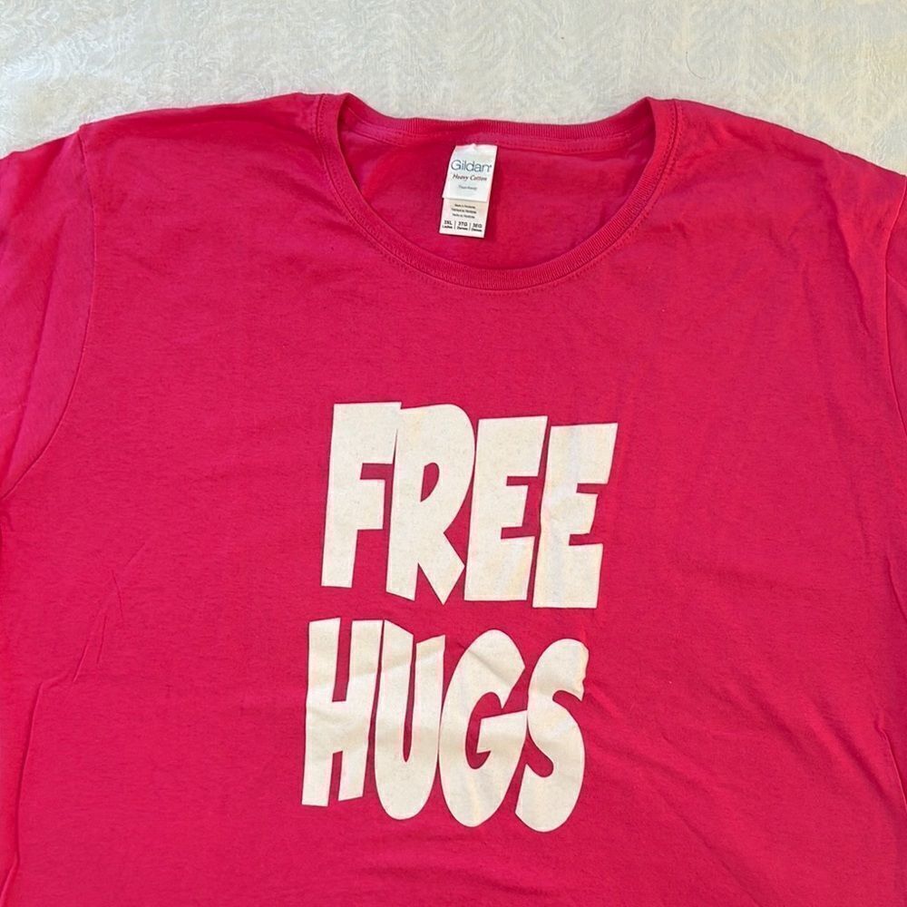 Gildan Women’s Pink 'Free Hugs' T-Shirt Heavy Cotton Size 3XL